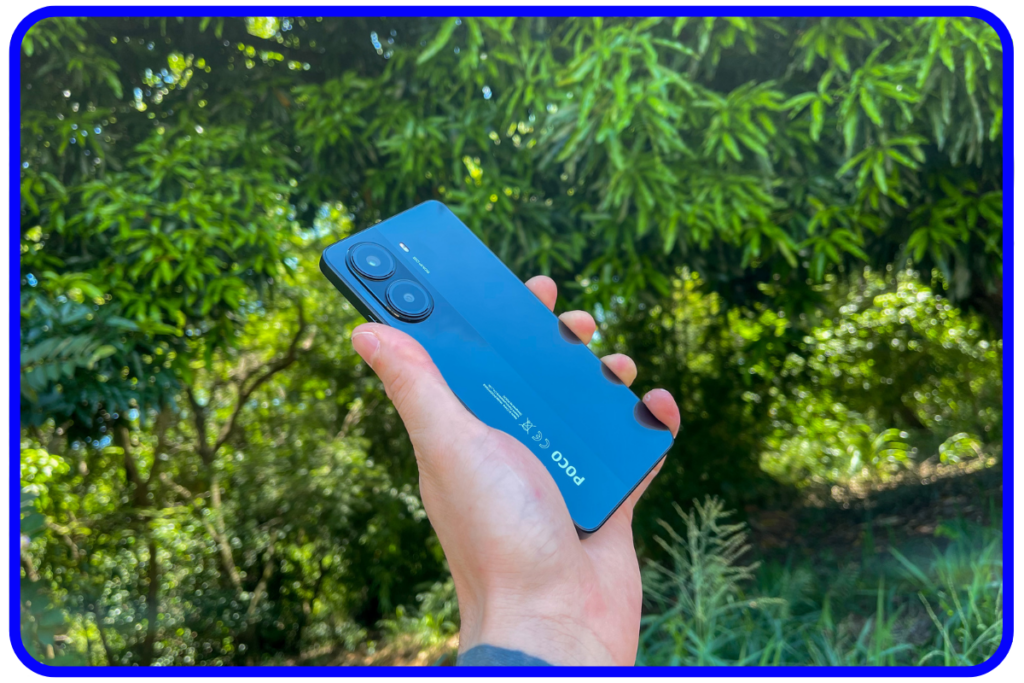 Os 10 Melhores Celulares Custo Benefício em 2025 18 POCO X7 Pro em azul, visto de trás, mostrando o conjunto de câmeras dupla e acabamento premium, considerado melhor xiaomi custo benefício de 2025