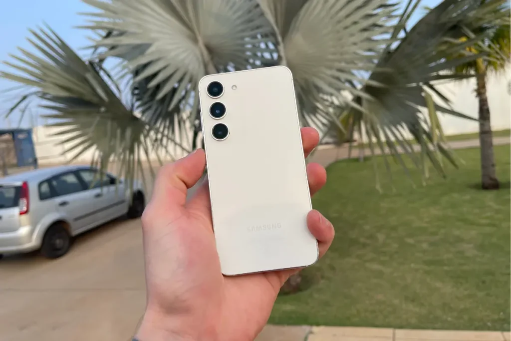 Samsung Galaxy S23 FE na cor creme com sistema triplo de câmeras e design elegante