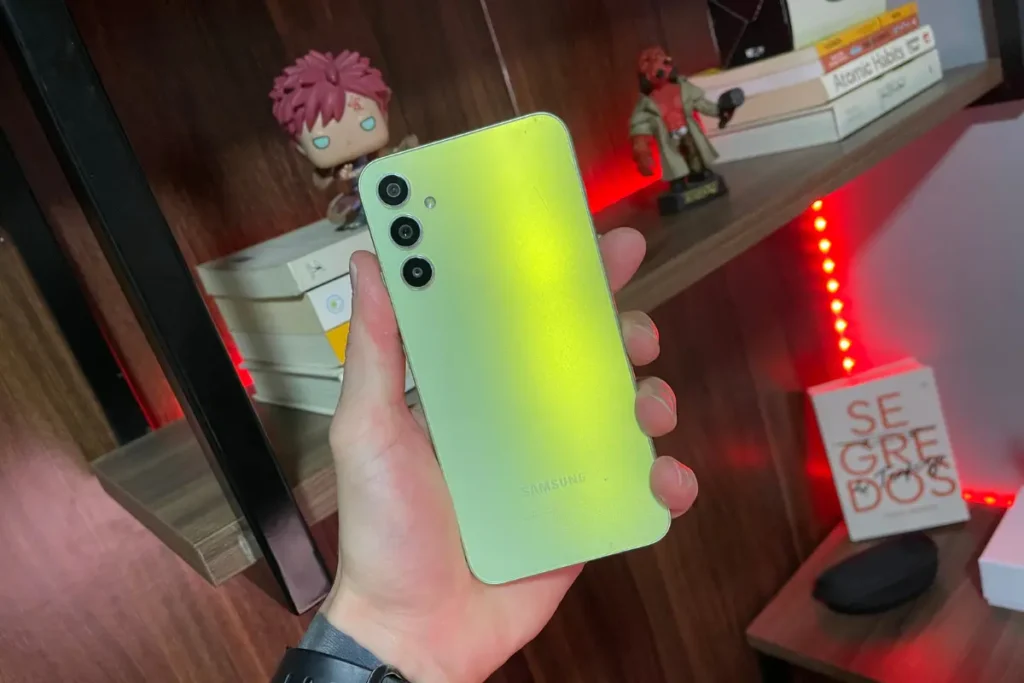 Samsung Galaxy A35 verde iridescente com trio de câmeras traseiras