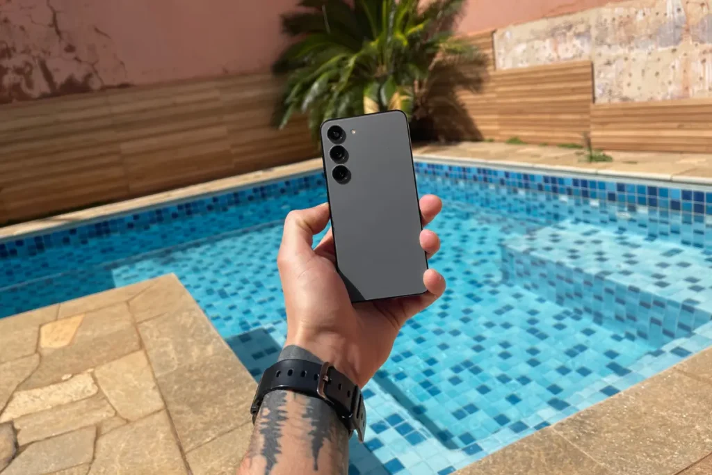 Galaxy S24 FE com design premium em cinza grafite e conjunto triplo de câmeras
