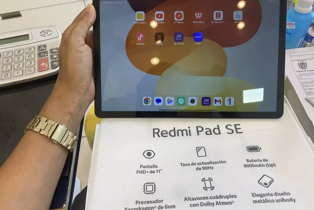 Redmi Pad SE é bom? Ficha técnica e Análise do Tablet Xiaomi 7 Tela inicial do Redmi Pad SE mostrando interface MIUI Pad 14 com aplicativos e especificações do tablet