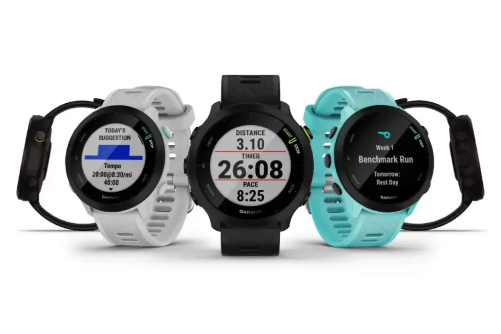 Top 10 Melhores Smartwatchs de 2025 16 Garmin Forerunner 55 em três cores diferentes mostrando métricas de corrida
