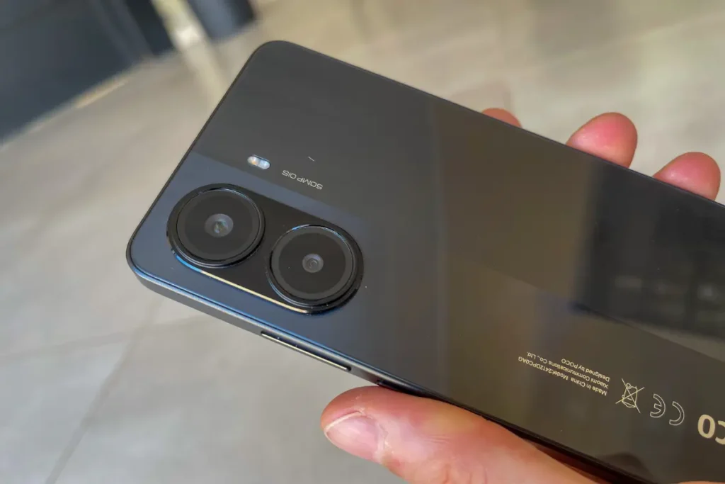 Poco X7 Pro é Bom? Analises e Primeiras Impressões 6 Close-up do módulo de câmera dupla do POCO X7 Pro mostrando detalhes do acabamento em preto