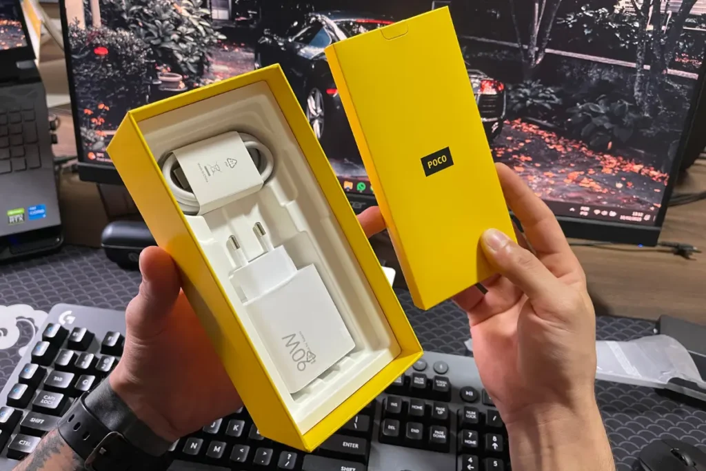 Poco X6 Pro e Poco X7 Pro: O que mudou? Comparativo de 2025 8 Carregador de 90W e acessórios do POCO X7 Pro na caixa amarela recurso