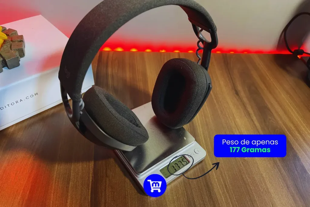 Logitech Zone Vibe 100 é bom? Análise Completa em 2025 3 Logitech Zone Vibe 100 sobre balança digital mostrando peso de 177 gramas, evidenciando a leveza do headset wireless.