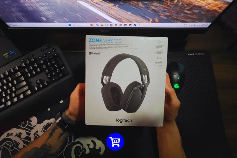 Embalagem original do Logitech Zone Vibe 100 sendo segurada. Vale a pena comprar esse headser? Confira nossa análise completa