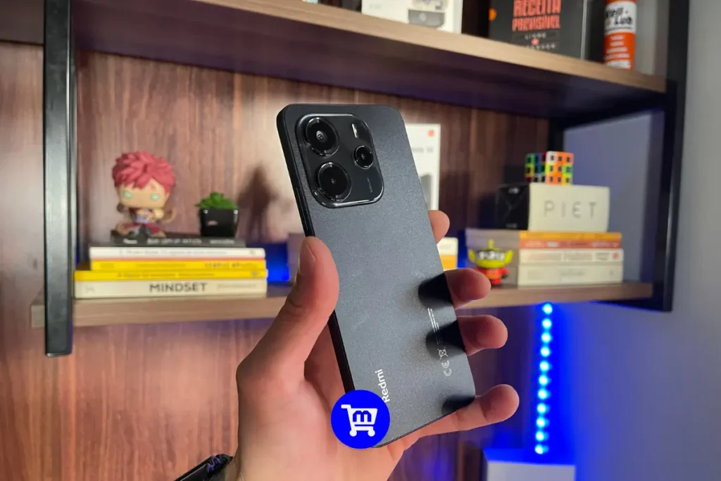 Os 6 Melhores Celulares Até R$1.500 em 2025: Guia Completo 16 Redmi Note 14 4G na cor preta sendo segurado em mão, mostrando o design da parte traseira com módulo de câmera tripla.