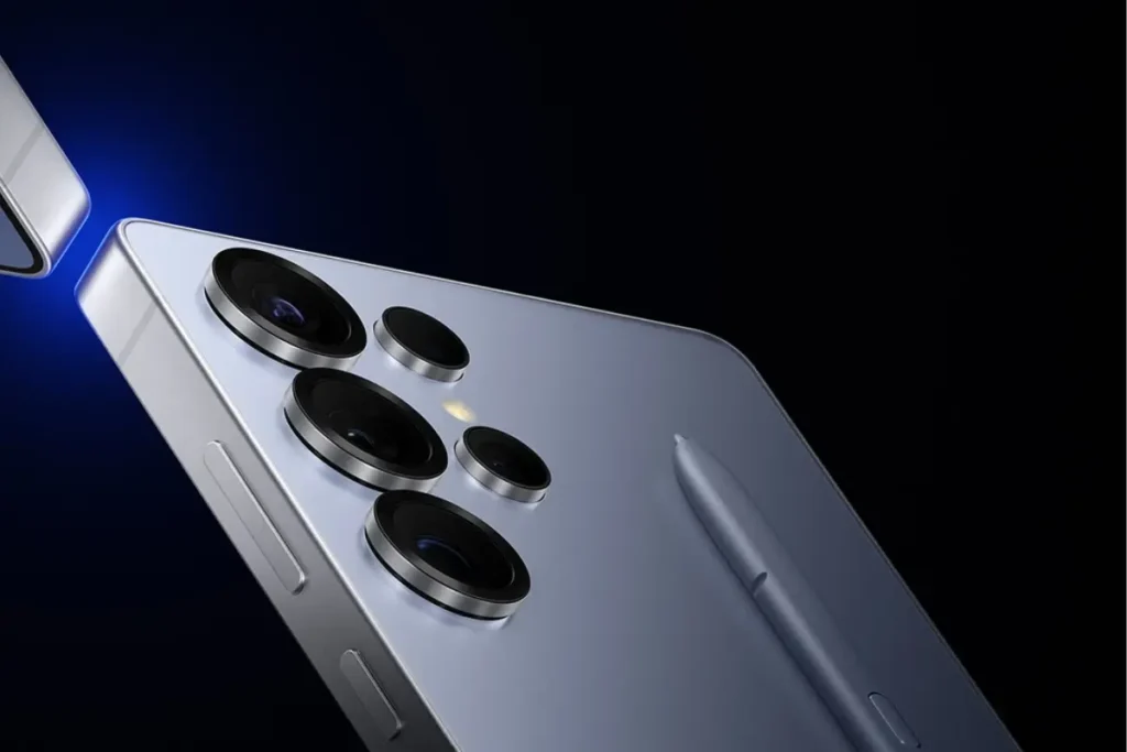 Samsung Galaxy S25 Ultra é bom? Análise Completa em 2025 7 Galaxy S25 Ultra com S Pen em fundo azul escuro