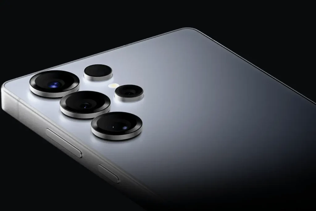 Samsung Galaxy S25 Ultra é bom? Análise Completa em 2025 3 Detalhe do módulo de câmeras do Galaxy S25 Ultra em fundo preto