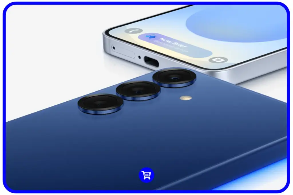 Galaxy S25 em cor azul mostrando design compacto com módulo de câmeras triplas e Now Brief na tela, destacando acabamento premium e ergonomia