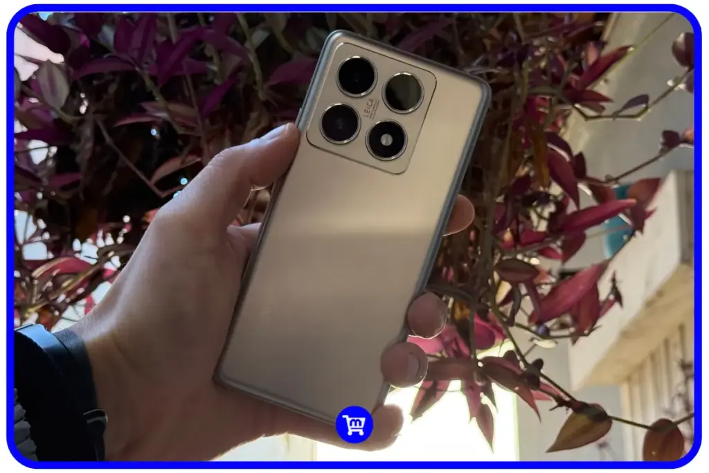 Xiaomi 14T Pro é bom? Minha Experiência após 2 meses 2 Xiaomi 14T Pro na cor Titan Gray sendo segurado, mostrando design traseiro com acabamento fosco e módulo de câmeras