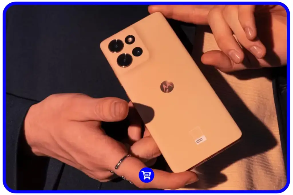 Motorola Edge 50 é bom? Confira preço e Ficha Técnica 3 Motorola Edge 50 design ultra-fino 7,79mm mãos segurando smartphone resistência militar