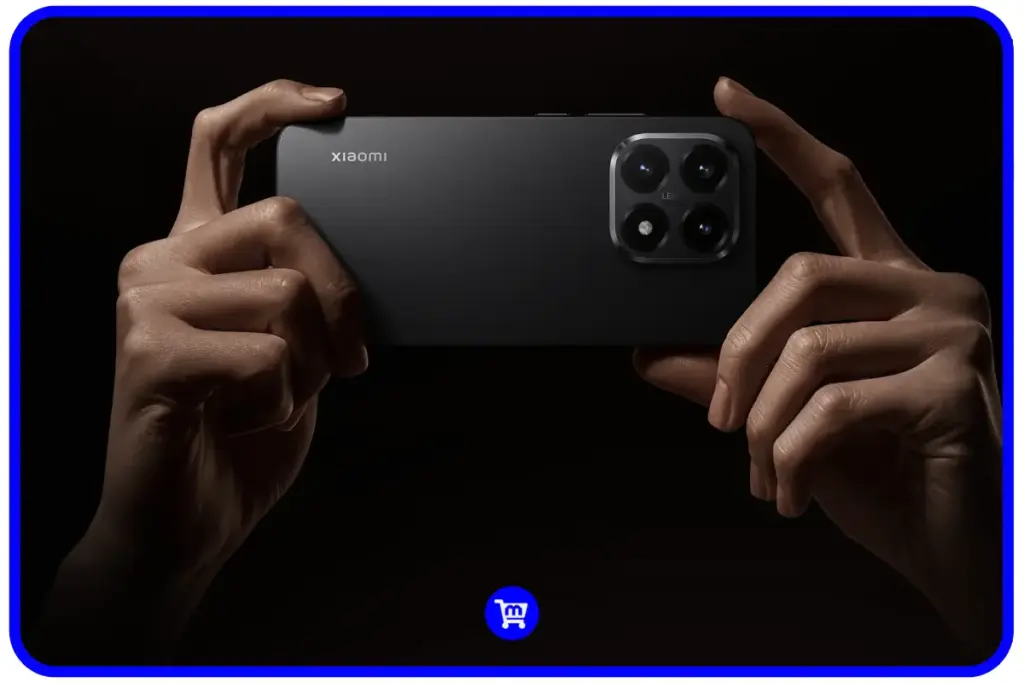 Xiaomi 15T VS Xiaomi 15T Pro: O que muda entre os novos Lançamentos da Xiaomi de 2025? 8 Parte traseira do Xiaomi 15T na cor preta com sistema de câmeras Leica em destaque, sendo segurado por duas mãos.