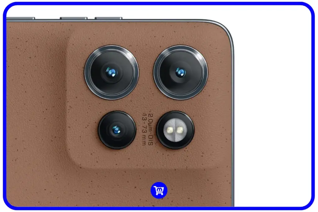 Sistema triplo de câmeras do Motorola Edge 50 Neo com acabamento em couro vegano mostrando telefoto 3x