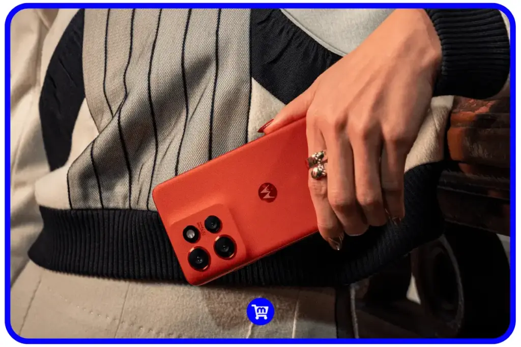 Motorola Edge 50 Neo na cor Poinciana vermelha com acabamento em couro vegano sendo segurado