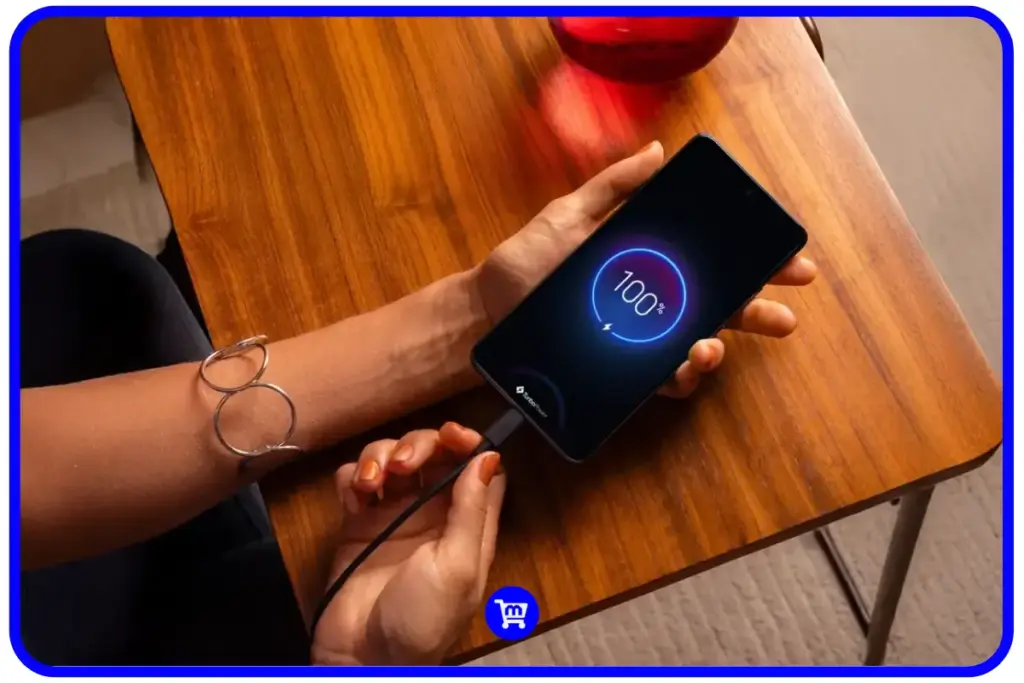 Moto G86 em carregamento mostrando 100% de bateria na tela sobre mesa de madeira