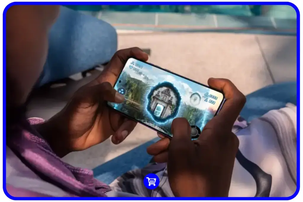 Pessoa jogando game mobile no Moto G86 ao ar livre demonstrando desempenho em jogos