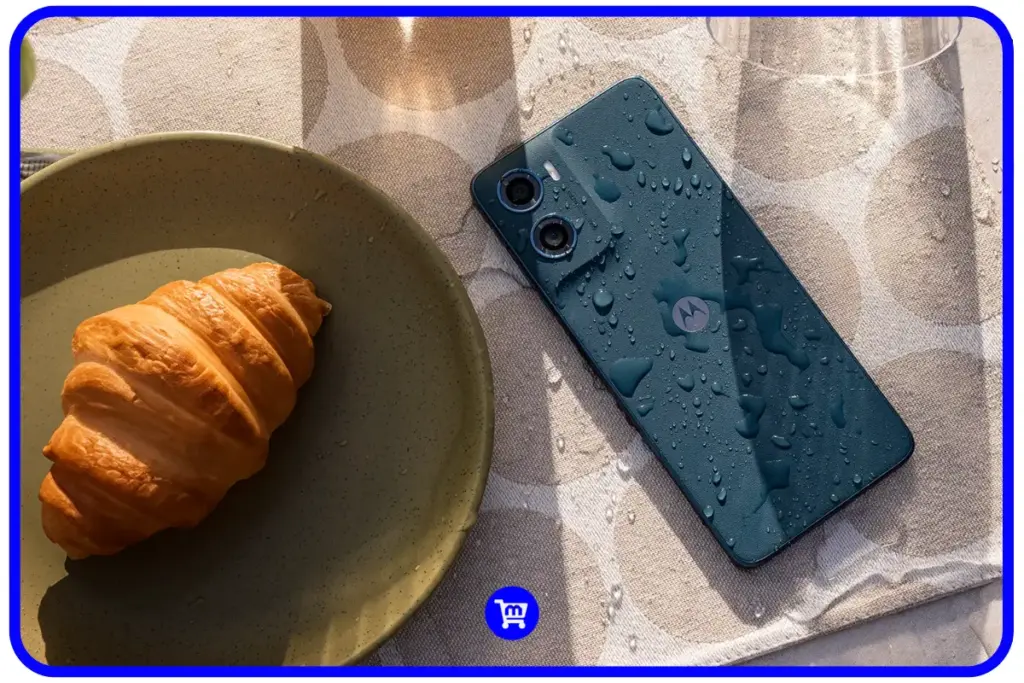 Moto G06 com gotas de água mostrando certificação IP64 resistência a respingos