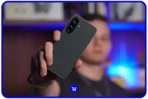 Samsung Galaxy A56 cinza na mão de pessoa em frente a fundo desfocado, representando os 10 motivos para comprar o Galaxy A56