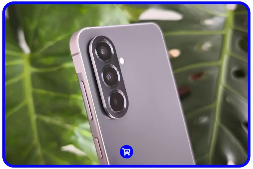 Close-up do módulo de câmera do Samsung Galaxy A56 em formato de pílula com três lentes e acabamento premium