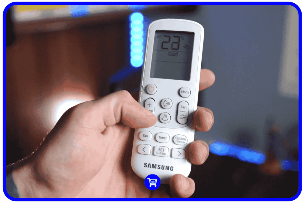 Controle remoto Samsung WindFree PowerVolt 9.000 BTUs marcando 24 graus no modo Cool com o aparelho ao fundo