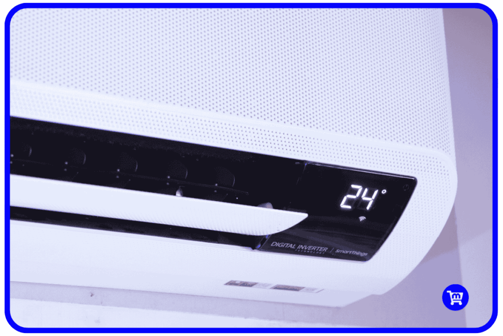Samsung WindFree PowerVolt 9.000 BTUs instalado no escritório marcando 24 graus no display com painel WindFree fechado