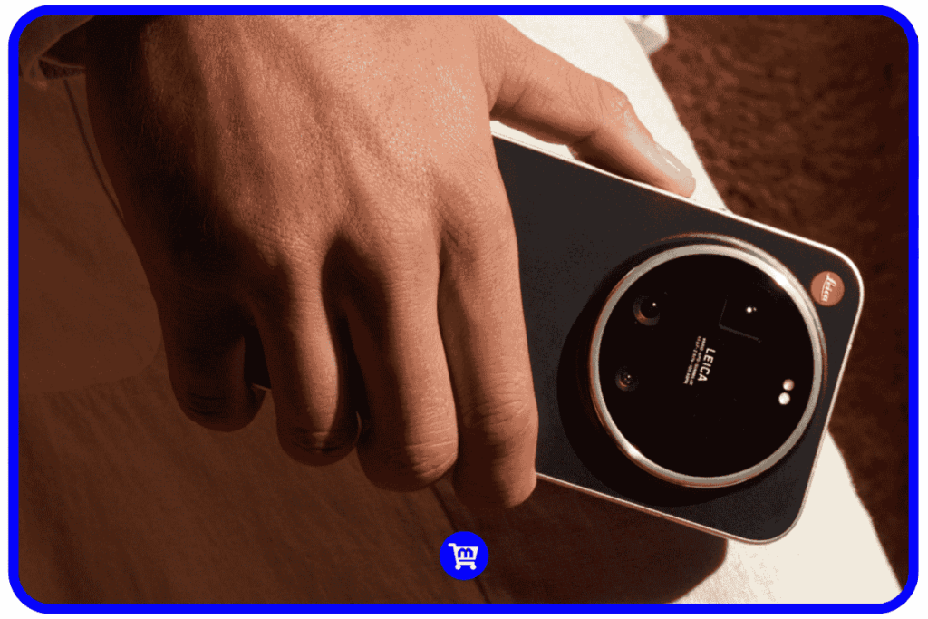 Mão segurando o Leica Leitz Phone powered by Xiaomi visto por trás, com destaque para o grande módulo circular de câmera com anel metálico e logotipo Leica