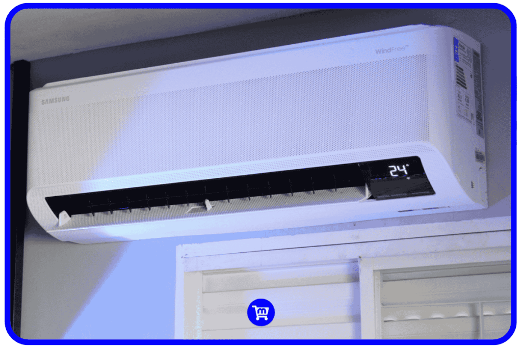 Ar condicionado Samsung WindFree PowerVolt 9.000 BTUs instalado em escritório doméstico marcando 24 graus com painel aberto