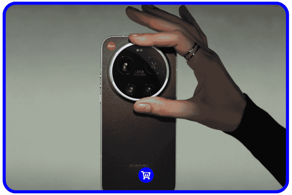 Mão segurando o Leica Leitz Phone visto por trás na cor marrom estrelado, com módulo de câmera circular Leica em destaque