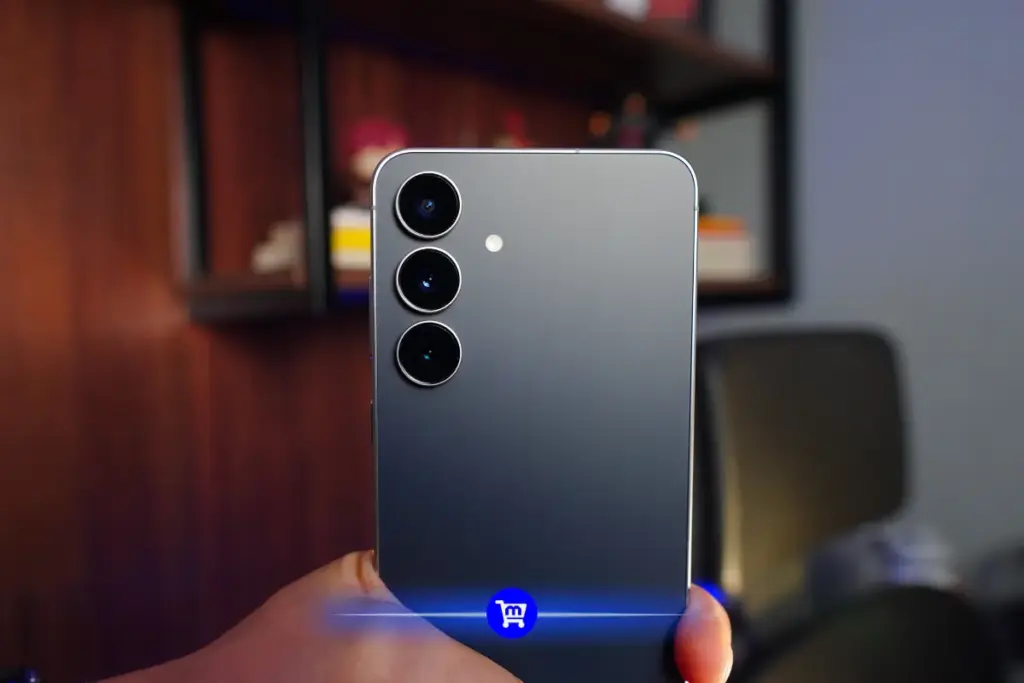 Traseira do Galaxy S25 FE com módulo de câmera vertical em destaque