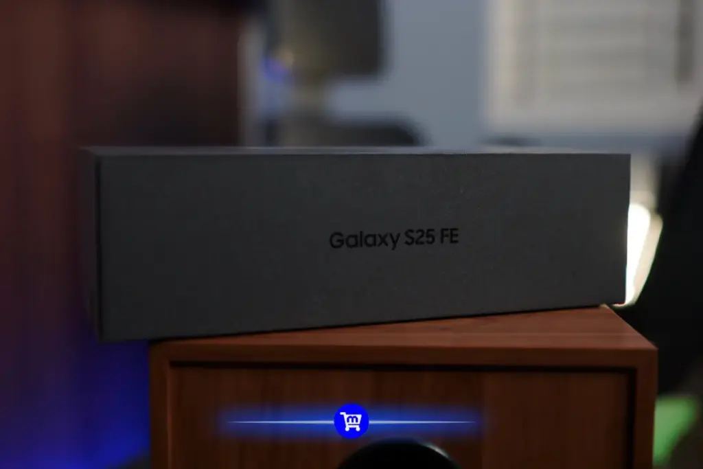 Caixa do Samsung Galaxy S25 FE em destaque