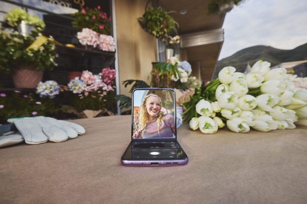 Motorola Razr 70 Ultra em destaque, mostrando seu design dobrável premium e tela avançada com alto brilho e taxa de atualização.