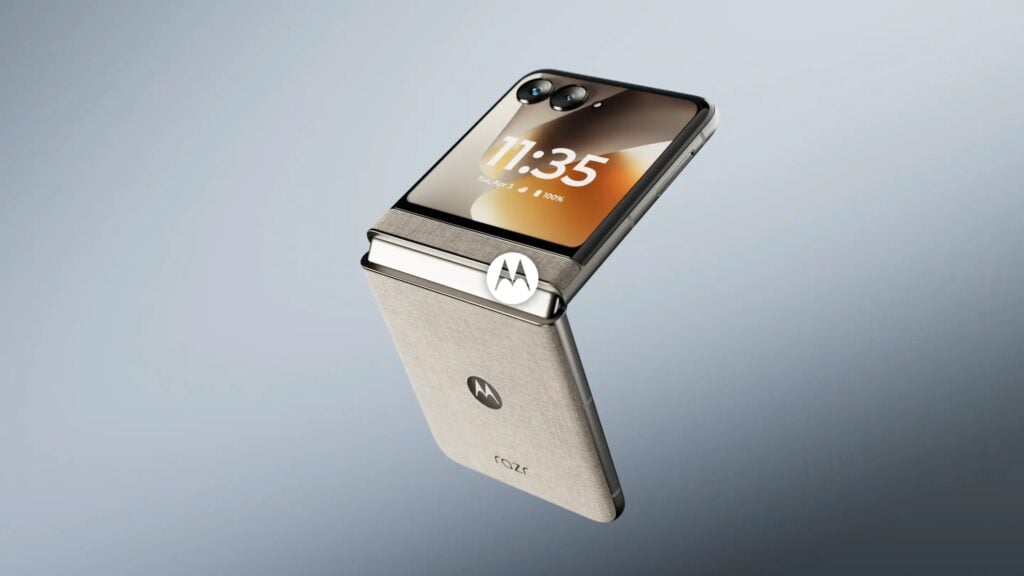 Motorola Razr 70 em destaque, com a tela externa exibida para acesso rápido a notificações e funções essenciais sem abrir o aparelho.