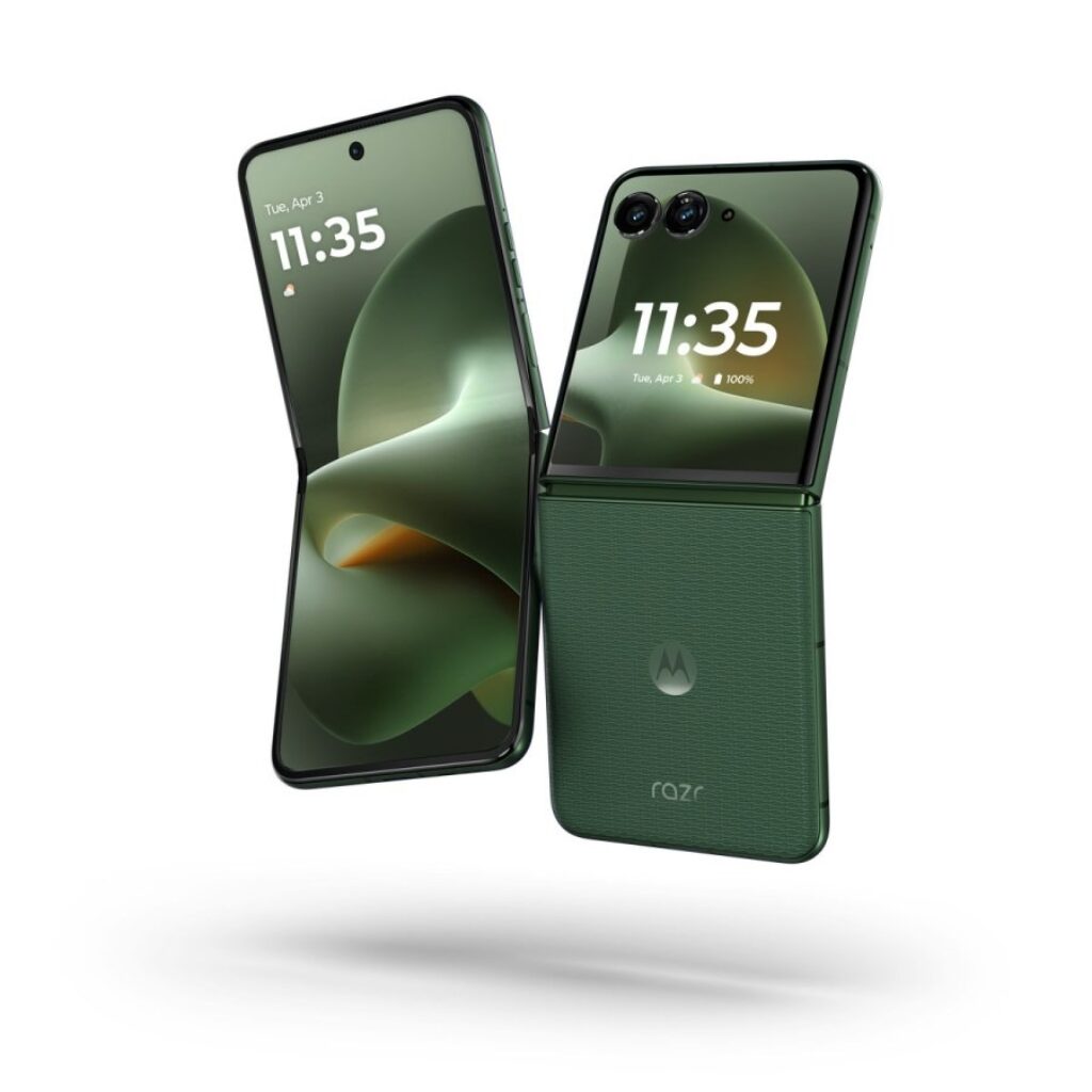 Motorola Razr 70 Plus na cor verde, exibido com a parte frontal e traseira do aparelho para destacar seu design dobrável e acabamento moderno.