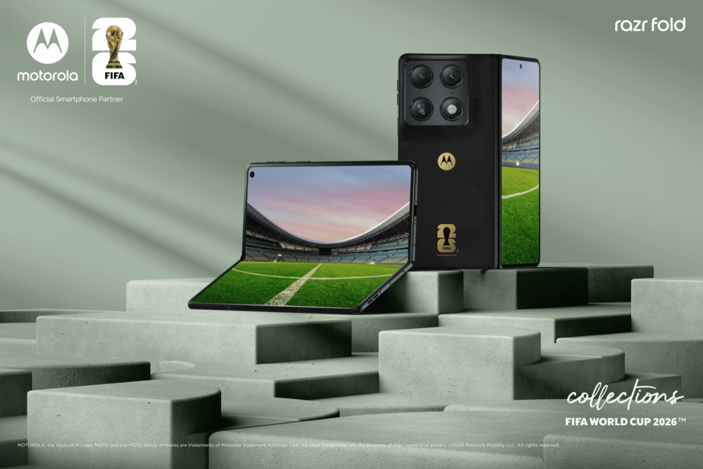 Motorola Razr Fold em edição especial da Copa do Mundo de 2026, destacando seu design dobrável em formato de livro com acabamento personalizado.