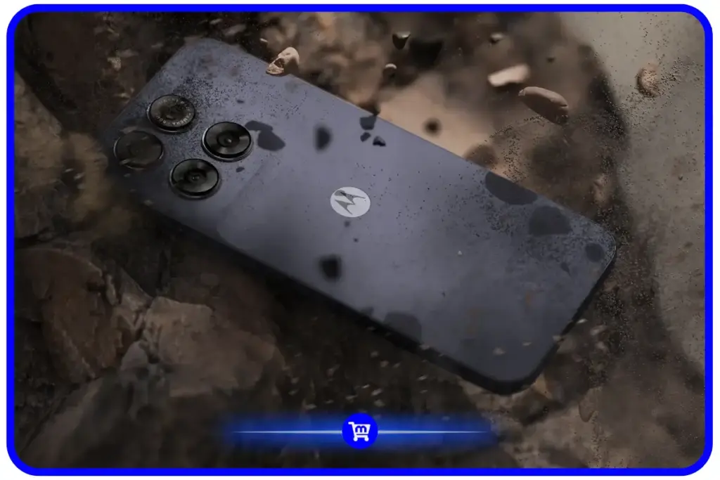 Moto G67 na cor Arctic Seal visto por trás, apoiado sobre pedras com respingos de água e poeira, demonstrando a resistência MIL-STD-810H e certificação IP64