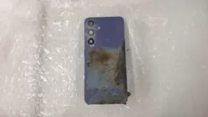 Galaxy S24 aparece com carcaça derretida após suposta explosão registrada na Coreia do Sul.