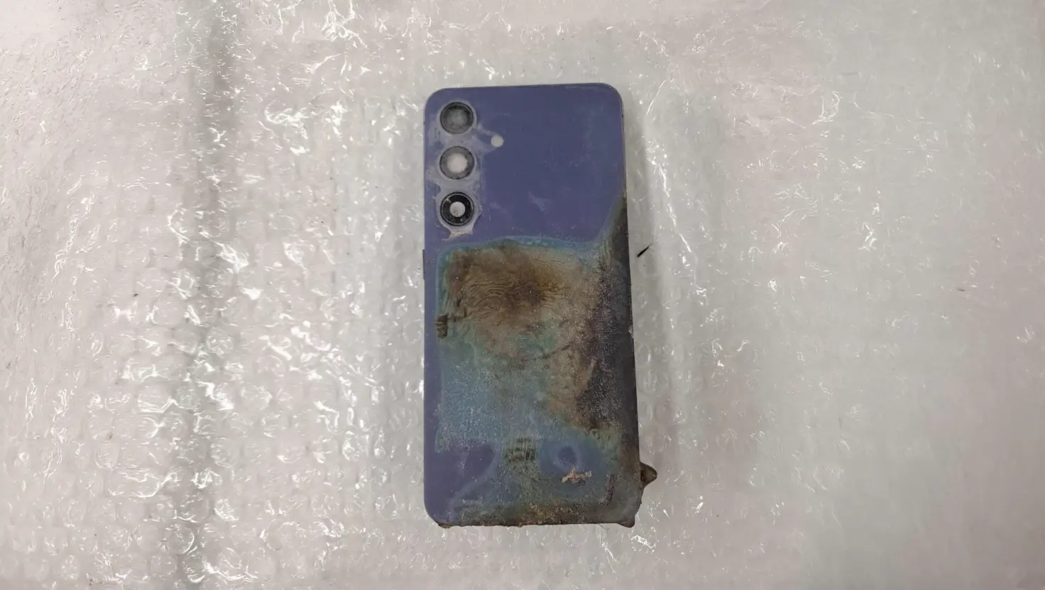 Galaxy S24 aparece com carcaça derretida após suposta explosão registrada na Coreia do Sul.