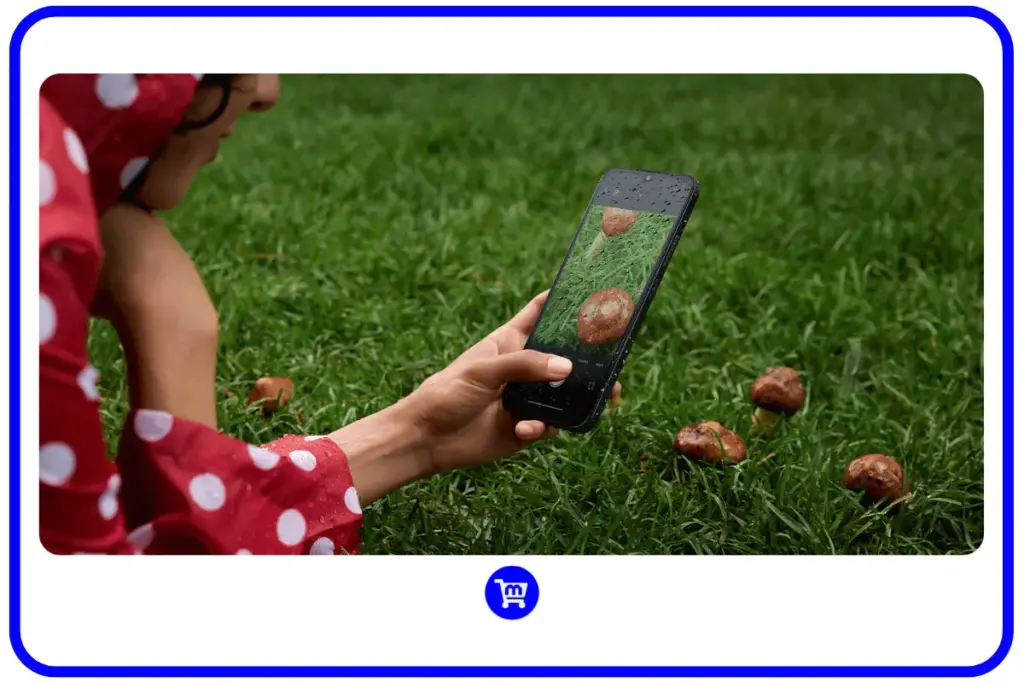 Pessoa usando o Redmi 15C para fotografar cogumelos na grama sob chuva, demonstrando a resistência IP64 e a interface da câmera.
