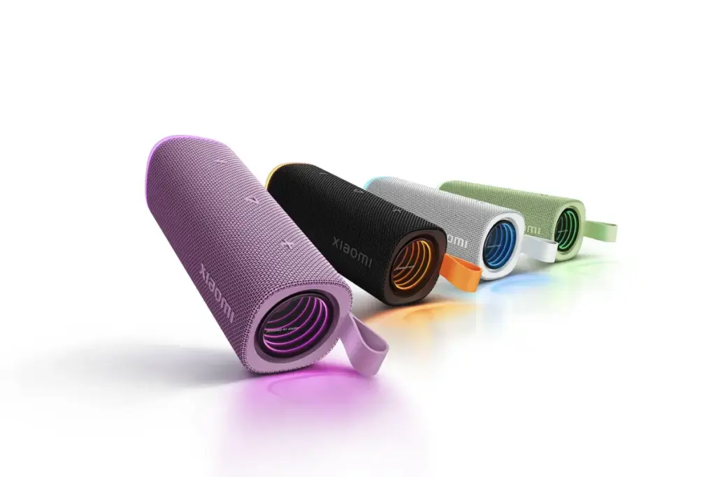 Quatro unidades do Xiaomi Sound Play em cores roxo, preto, branco e verde com efeito de luz Infinity Mirror Light
