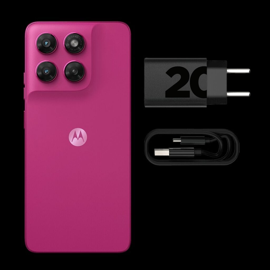 Moto G47 é bom? Confira preço e ficha técnica do lançamento da Motorola 6 Moto G47 na cor rosa com carregador de 20 W ao lado