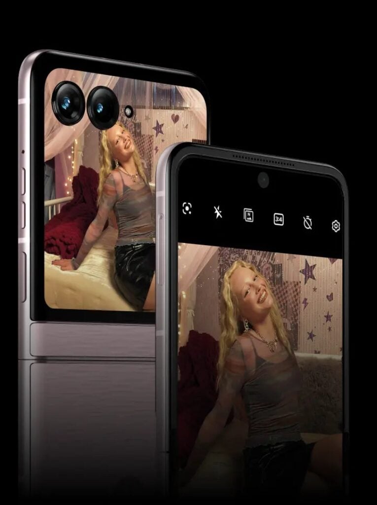 Dois smartphones Motorola Razr 70 em cores rosa e lilás. O aparelho frontal está aberto mostrando a interface de selfie, e o traseiro está fechado mostrando as câmeras traseiras e a tela externa com prévia da foto.