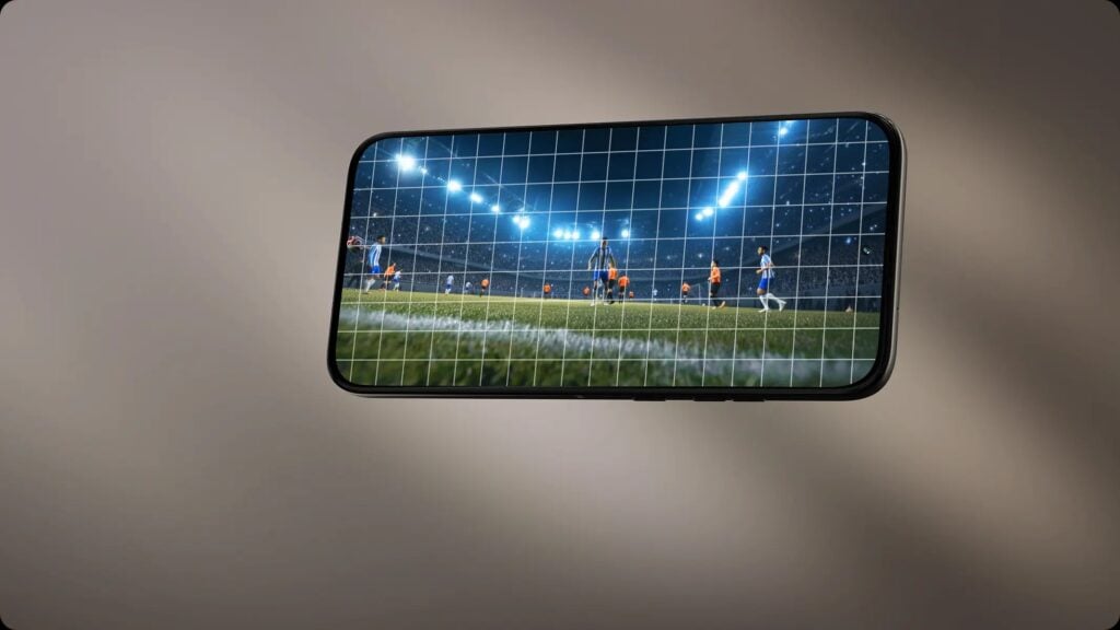 Moto G47 é bom? Confira preço e ficha técnica do lançamento da Motorola 3 Tela do Moto G57 exibindo uma partida de futebol.