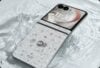Motorola Razr 70 na cor branco perolado, destacando sua certificação IP48 de resistência à água.