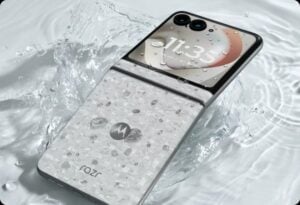 Motorola Razr 70 na cor branco perolado, destacando sua certificação IP48 de resistência à água.