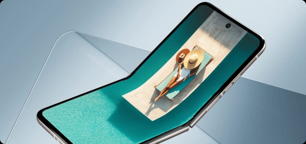 Smartphone Motorola Razr 70 semi-dobrado em uma superfície clean, exibindo na tela interna uma imagem de uma pessoa em uma piscina.