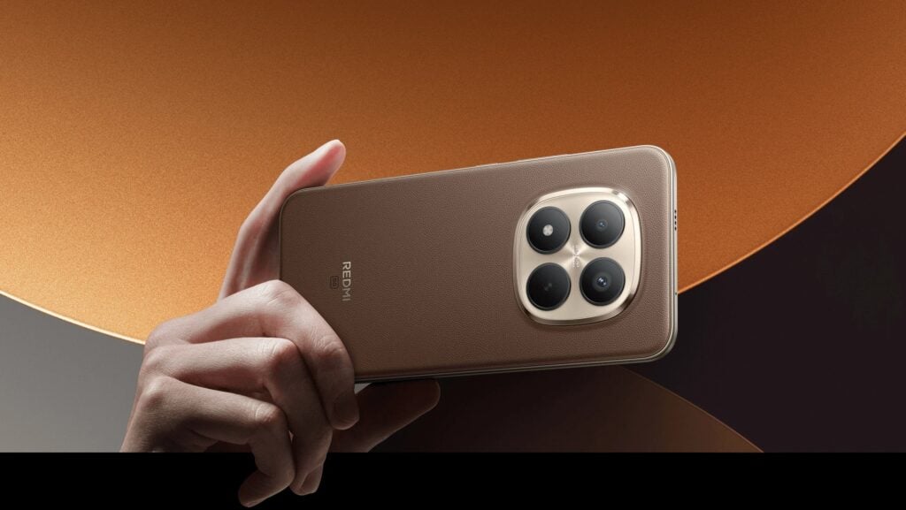 Versão "Mocha Brown" do Redmi Note 15 Pro Plus com acabamento diferenciado em couro vegano. 