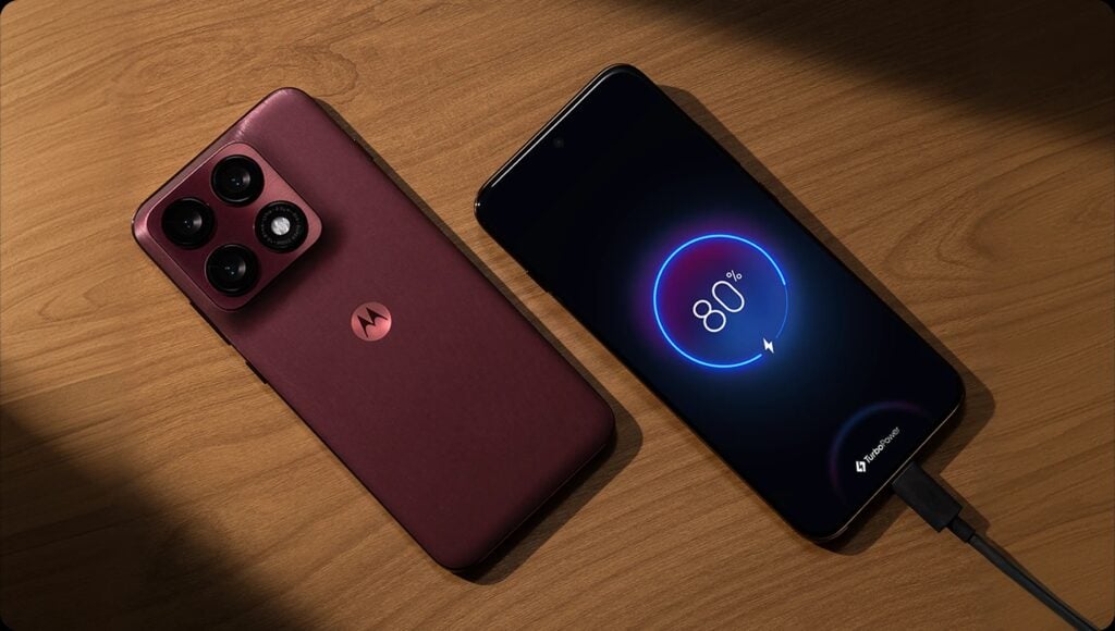 Motorola Edge 70 Pro na cor Vinho exibido enquanto carrega