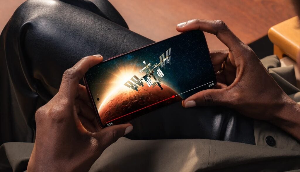 Motorola Edge 70 Pro em mãos exibindo um jogo na tela. 