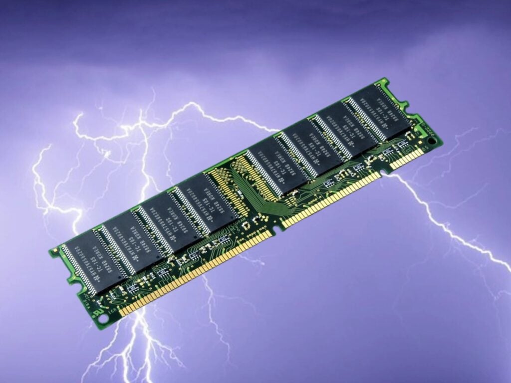 Módulo de memória RAM para computador com chips eletrônicos visíveis sobre fundo roxo com efeitos de raios elétricos.